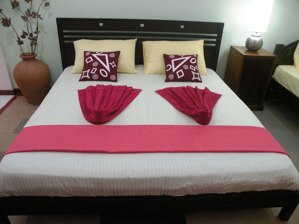 Henderson Airport Residence Negombo Room photo