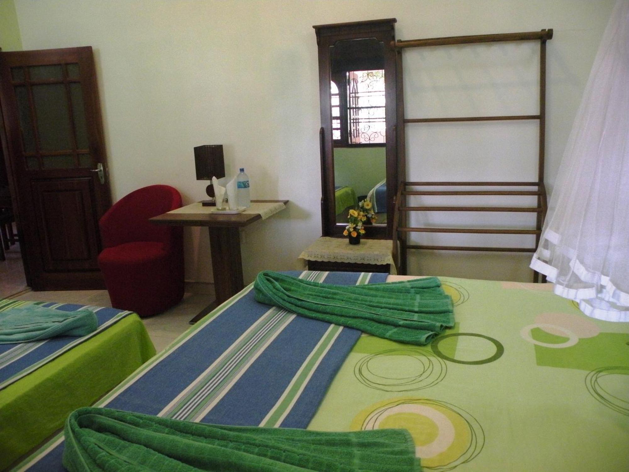 Henderson Airport Residence Negombo Room photo