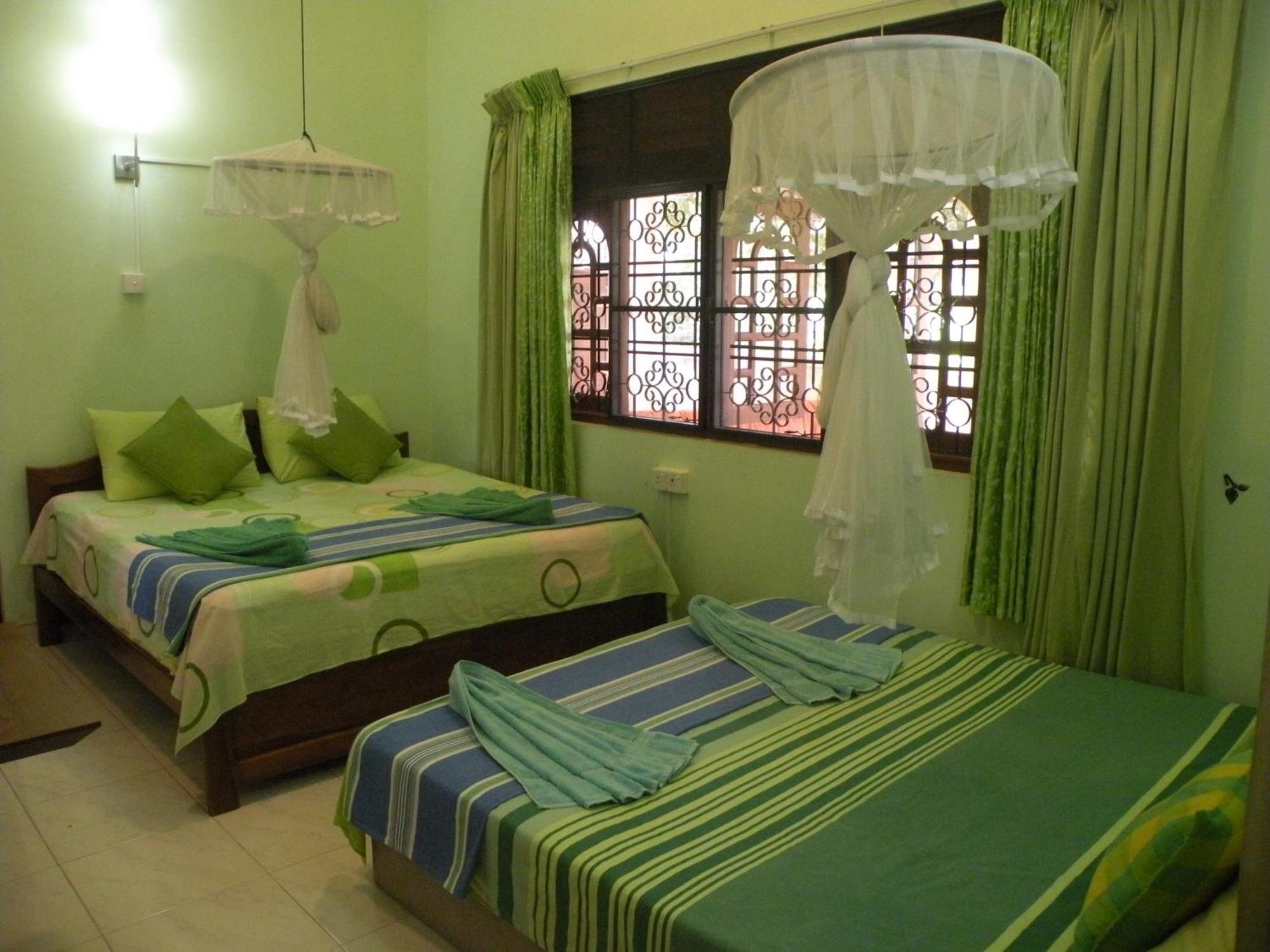 Henderson Airport Residence Negombo Room photo