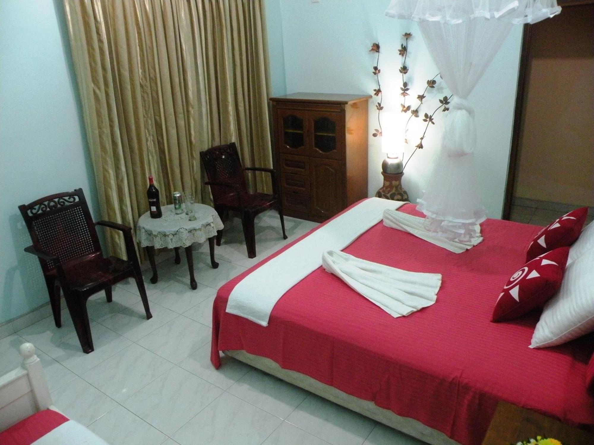 Henderson Airport Residence Negombo Room photo